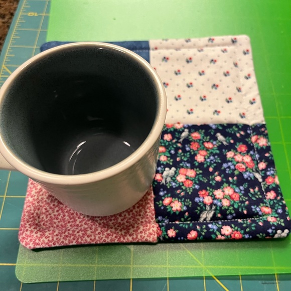 Set of 4 Mug Rug Handmade NEW blue, red flowers - Picture 4 of 4